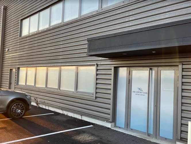 Façade des locaux et de l'entrepôt à Marignane